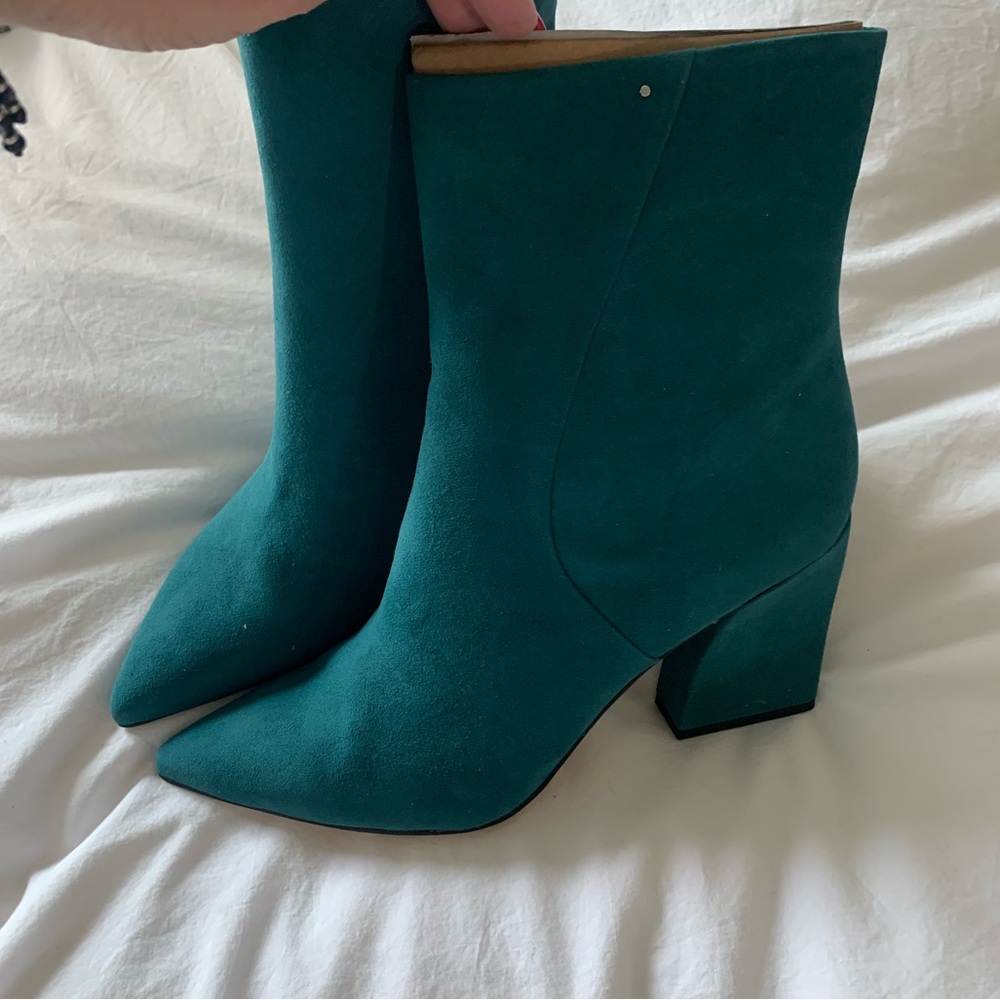 NIB NEVER WORN Franco Sarto Vesi Teal Ankle Boots